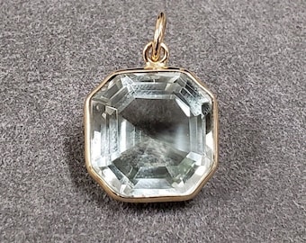 Colgante de amatista verde octogonal en oro de 14 k con engaste artesanal.