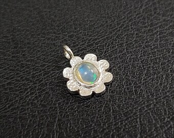 925シルバーエチオピアオパールフラワーチャーム：ハンドメイド