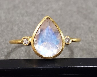 18k Gold Teardrop Rainbow Moonstone with Diamond Ring, Blue Schiller, Transparent, Bezel Setting, Gold Jewelry, Diamonds Setted