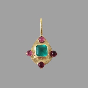 Hammered 18k Gold Emerald Pendant with Spinel Accents, Dainty Birthstone Necklace Gift for Her, Rough Finish
