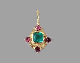 Hammered 18k Gold Emerald Pendant with Spinel Accents, Dainty Birthstone Necklace Gift for Her, Rough Finish