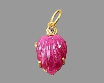 Pingente em ouro 18k com rubi esculpido em formato de folha e diamante lapidado em rosa: Joias em ouro 18k