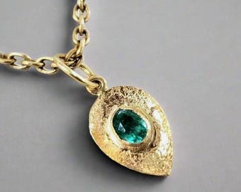 Minimalistische 18k gouden smaragdgroene hanger: instelling gehamerde ring