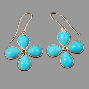 Brincos de flor em ouro maciço 14k com turquesa e rubi, modelo Bela Adormecida, com fecho de gancho.