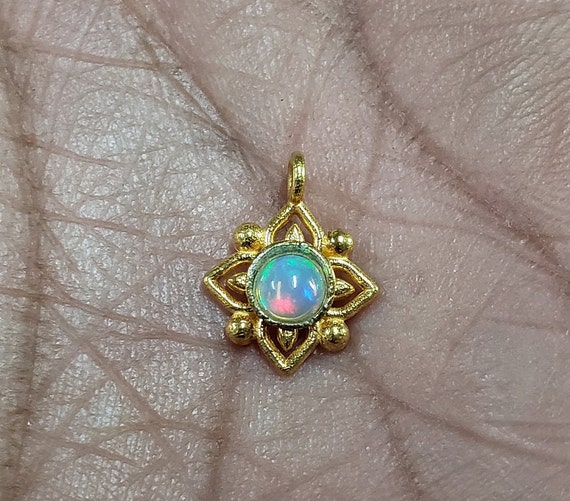 エチオピア産オパールゴールドヴェルメイユチャーム：925シルバー