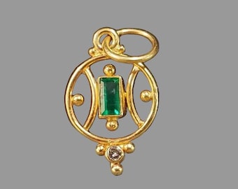 Handgemachter 18k Gold Smaragd Baguette Anhänger, Minimalist Mai Birthstone Anhänger