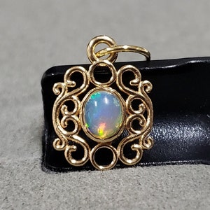 Feueropal Charm Anhänger, 4 x 6 mm Opal, 18k Gold Frauen Anhänger, Minimalist Opal Anhänger, zierliche Anhänger, handgemachter Schmuck