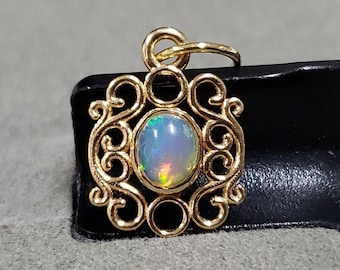 18Kゴールドエチオピアオパールペンダント：ミニマリストカボション