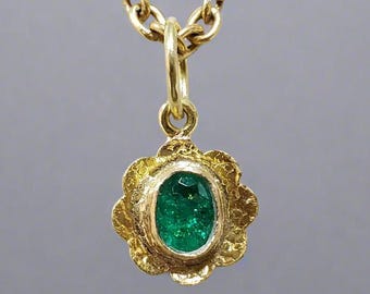 18k gouden hanger met Zambiaanse smaragd: gehamerde gouden sieraden