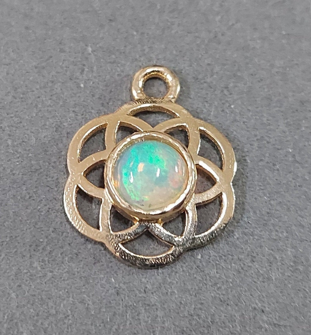 フラワー18Kゴールドオパールペンダント：マルチファイアエチオピア