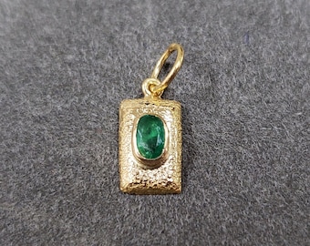 Ciondolo in oro 18k con smeraldo dello Zambia: ciondolo minimalista martellato