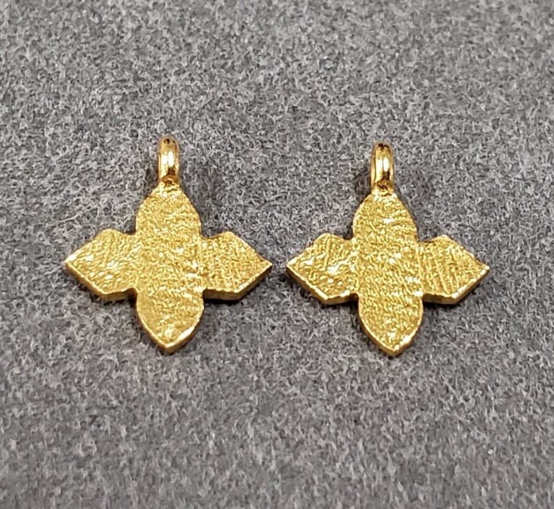 Hamrad guldfärgad korsberlock: Religiöst hänge i 925 silver (9,50 mm) bild 1
