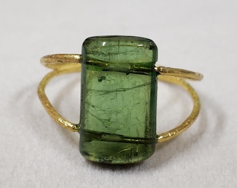Green Tourmaline 18k Gold Ring: Hammered Band, Statement Jewelry