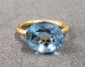 14k Hammered Gold Sky Blue Topaz Ring, Drilled Handmade Ring, Matte Gold Ring, Solid Gold, Gift for her, AAA Grade, Gold Jewelry