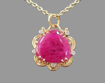 Colar com pingente de rubi e diamante em ouro 14k, joia fina com pedra preciosa natural.