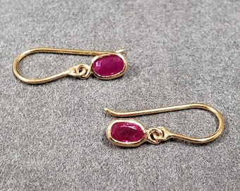 Pendientes colgantes de rubí hechos a mano en oro de 18 quilates: joyas con piedras preciosas