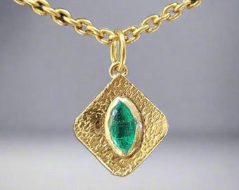 18k gouden hangerketting met Zambiaanse smaragd en marquise, gehamerd goud