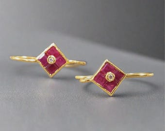 Örhängen i 18k guld med rubiner och diamanter, minimalistiska smycken, kanalfattning