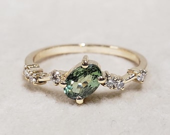 Anillo de zafiro verde y diamantes: Anillo ovalado apilable de oro de 14k