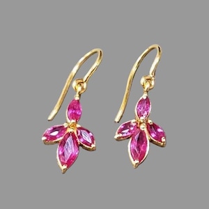 Pendientes de oro de 18 quilates con forma de flor y rubí / Pendientes colgantes de rubí marquesa hechos a mano / Joyería fina con rubí natural
