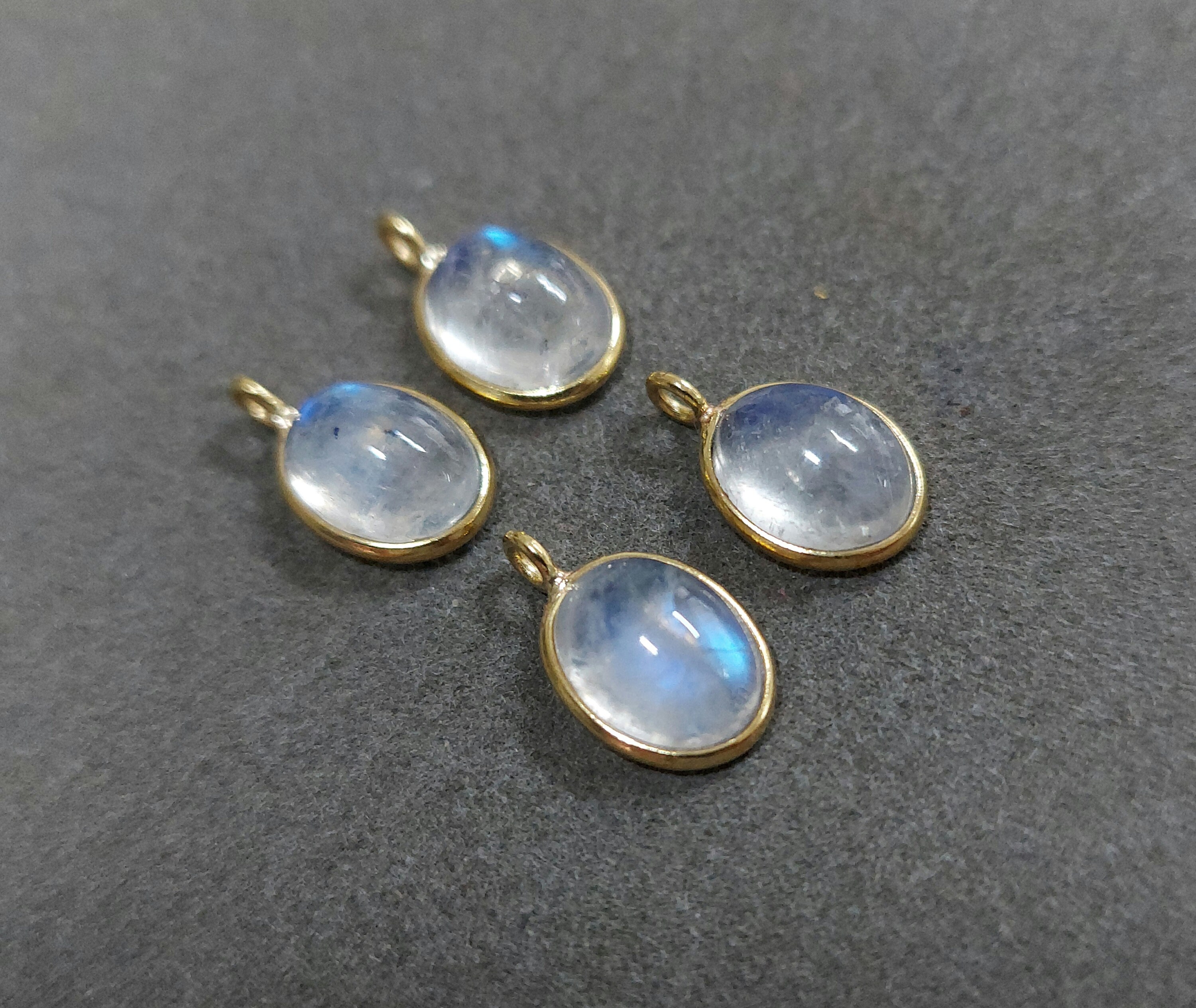 18Kゴールドレインボームーンストーンチャーム：AAAブルーフラッシュ