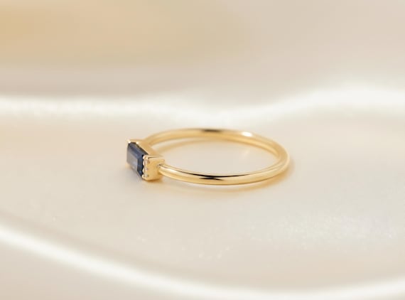14Kゴールド ブルーサファイア ダイヤモンドリング – 繊細なバゲット