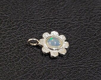 925シルバーエチオピアオパールフラワーチャーム：ハンドメイド