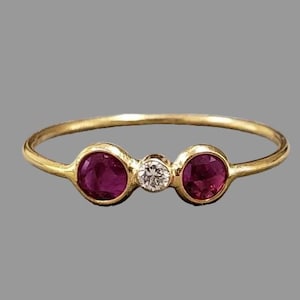Anillo de rubí y diamante en oro de 18 quilates, anillo de gema con engaste artesanal, delicada joyería fina.