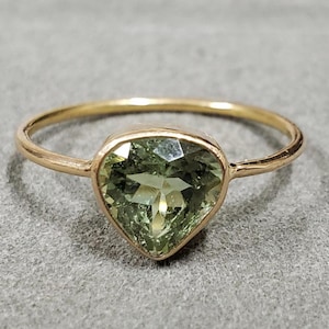 18k gold mint green aquamarine ring for girls, bezel setting with uncarved heart design.