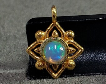 エチオピア産オパールゴールドヴェルメイユチャーム：925シルバー