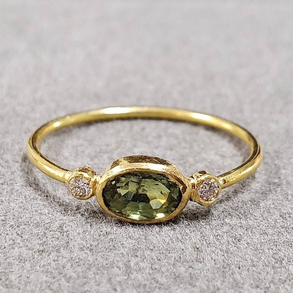 Oval Grüner Saphir 18k Goldring mit Diamant Akzenten