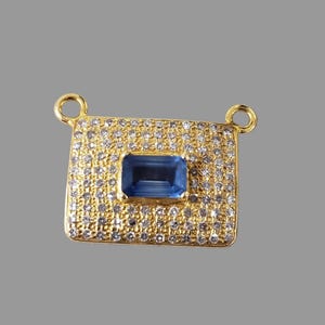 Colar com pingente de argola dupla em ouro 14k com safira azul e diamantes.