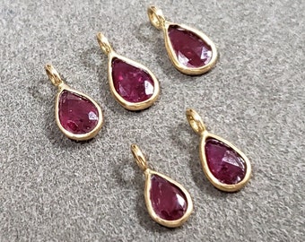 Dije de rubí en forma de lágrima de oro de 18 quilates: colgante de bisel hecho a mano (5 x 3 mm)