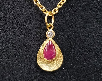 Pingente de rubi em ouro 18k com diamante lapidado em rosa - feito à mão