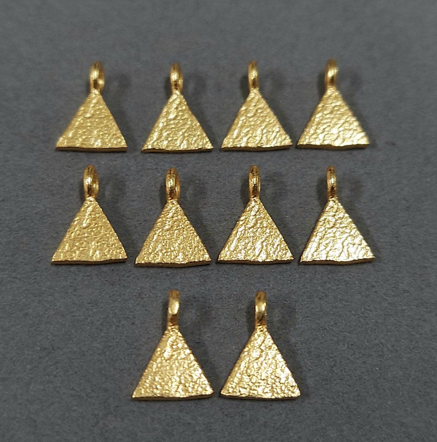 ハンマー加工ゴールドヴェルメイユトライアングルチャーム：925