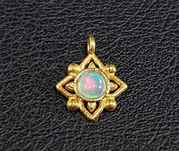 エチオピア産オパールゴールドヴェルメイユチャーム：925シルバー