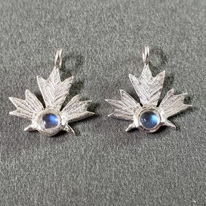 Colgante de hoja de arce plateada con piedra lunar arcoíris: joyería hecha a mano