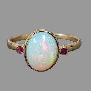 Pierścionek z 14-karatowego złota z naturalnym opalem etiopskim i rubinem – owalna biżuteria z opalu ognistego