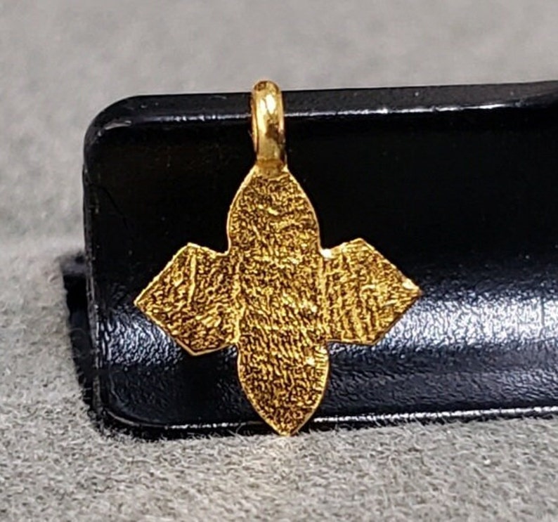 Hamrad guldfärgad korsberlock: Religiöst hänge i 925 silver (9,50 mm) bild 4