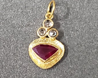 Pingente de rubi feito à mão em ouro 18k com diamantes lapidados em rosa