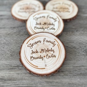 Ensemble de sous-verres en tranches de bois gravés : cadeau nom de famille personnalisé