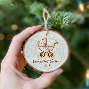 Baby&#39;s First Weihnachtsanhänger - Gravierte Holzscheibe Ornament