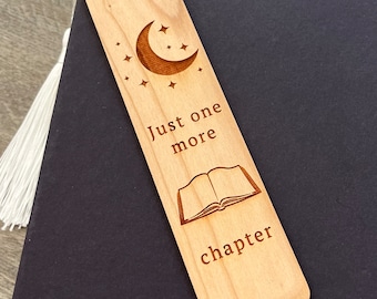Just One More Chapter - bladwijzer van gegraveerd hout met optionele personalisatie - aangepast cadeau - handgemaakte houten bladwijzer