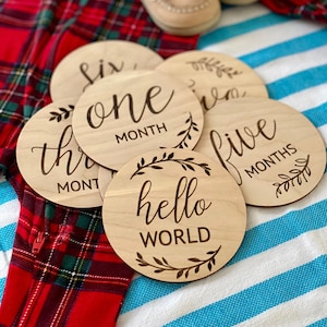 Baby Milestone Wood Card Set - Tarjetas mensuales de hitos para bebés de madera grabadas