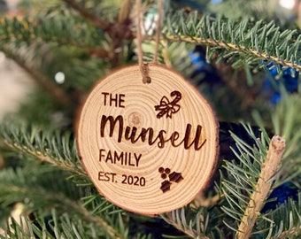 Adorno navideño de madera grabada: nombre y año de familia personalizados