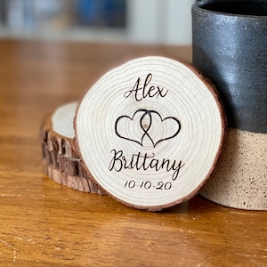 Personalisierte Holzscheibe Hochzeitsgeschenke - Lasergraviert mit Namen, Herz-Design und Datum