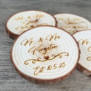 Benutzerdefinierte Holzscheibe Hochzeitsbevorzugungen - Lasergravur mit den Namen des Paares, dem Hochzeitsdatum und dem Herzakzent