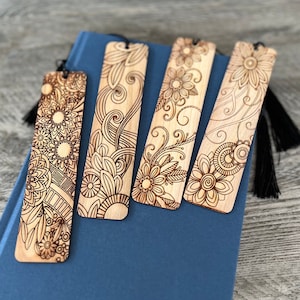 Marcapáginas de madera de cerezo con flores grabadas: regalo de madera hecho a mano