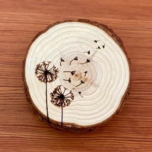 Ensemble de sous-verres en tranches de bois gravés pissenlit