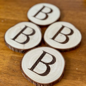 Ensemble de sous-verres en tranches de bois gravés : cadeau de famille personnalisé pour une initiale